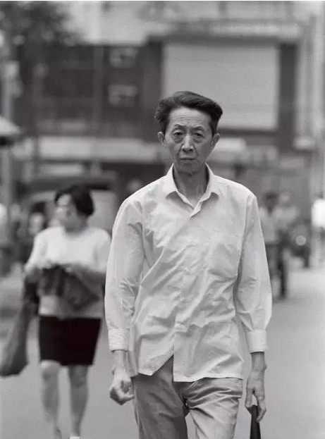 1993年5月,成都春熙路,流沙河病癒從醫院回家 1993年5月,成都春熙路,流沙河病癒從醫院回家