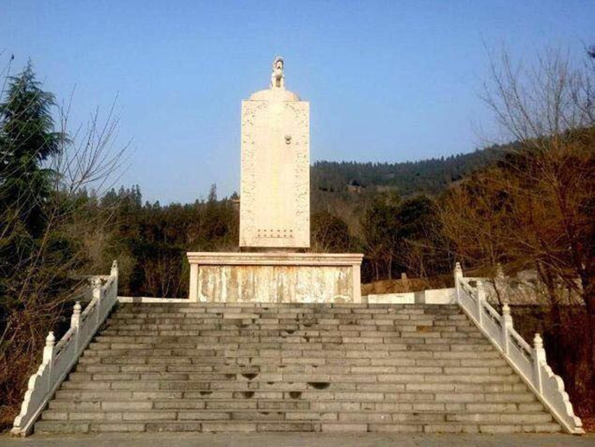 位於河南洛陽偃師市的中原客家先民南遷聖地記念碑 位於河南洛陽偃師市的中原客家先民南遷聖地記念碑