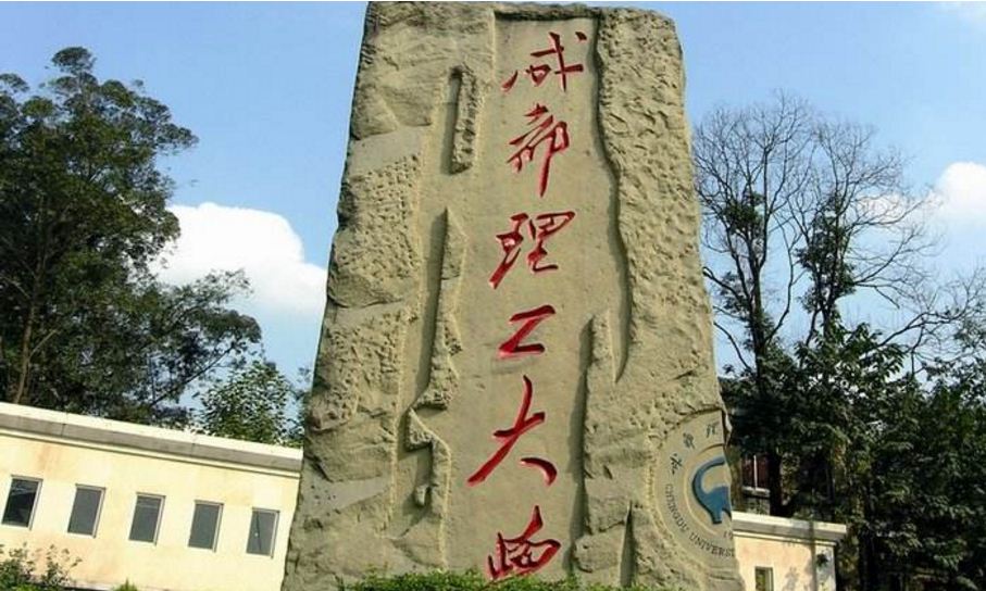 西校門 西校門