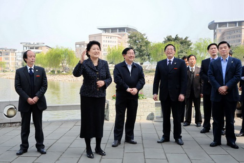 原中央政治局委員、國務院副總理劉延東視察學校 原中央政治局委員、國務院副總理劉延東視察學校