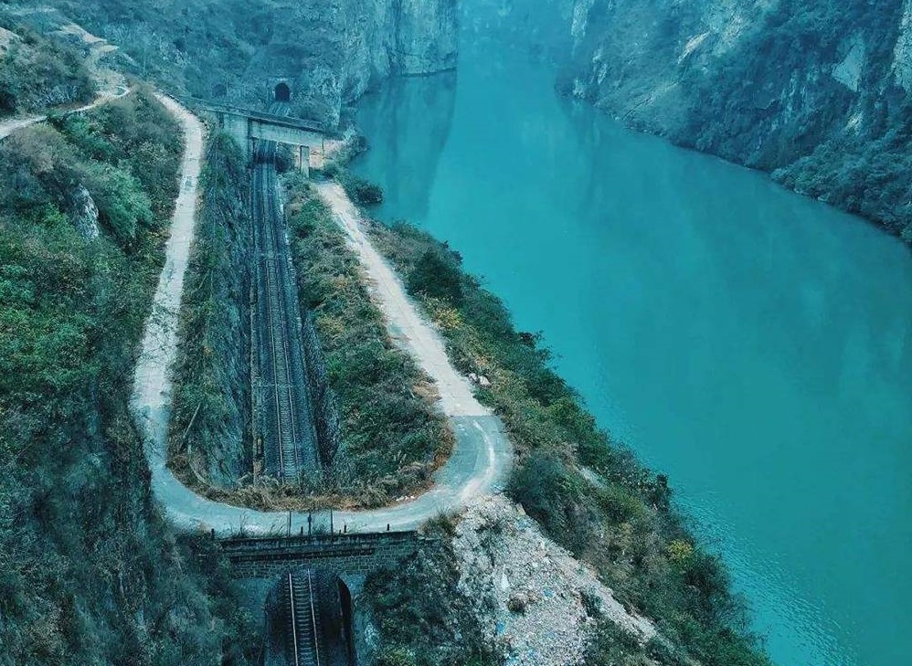 成昆鐵路依山傍水 成昆鐵路依山傍水
