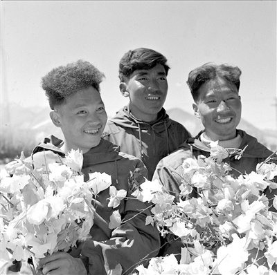 1960年,我國首次登上地球之巔的3名英雄。 1960年,我國首次登上地球之巔的3名英雄。