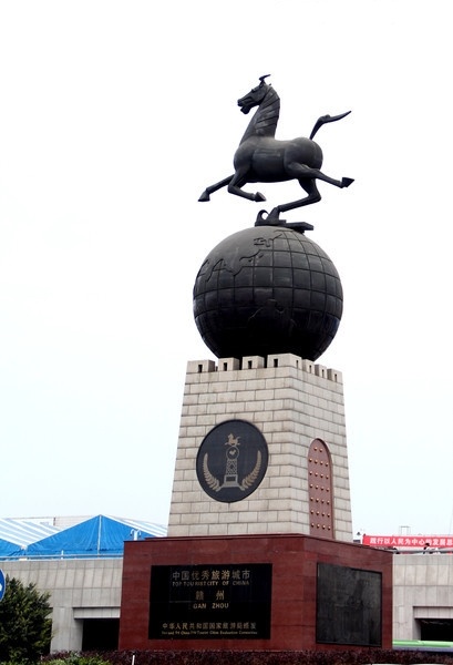 站前雕塑“馬踏飛燕” 站前雕塑“馬踏飛燕”