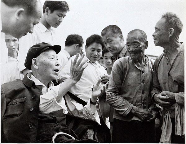 李井泉與農民交談 李井泉與農民交談