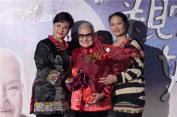 台灣三代豫劇人左起王海玲.張岫雲.蕭揚玲 台灣三代豫劇人左起王海玲.張岫雲.蕭揚玲