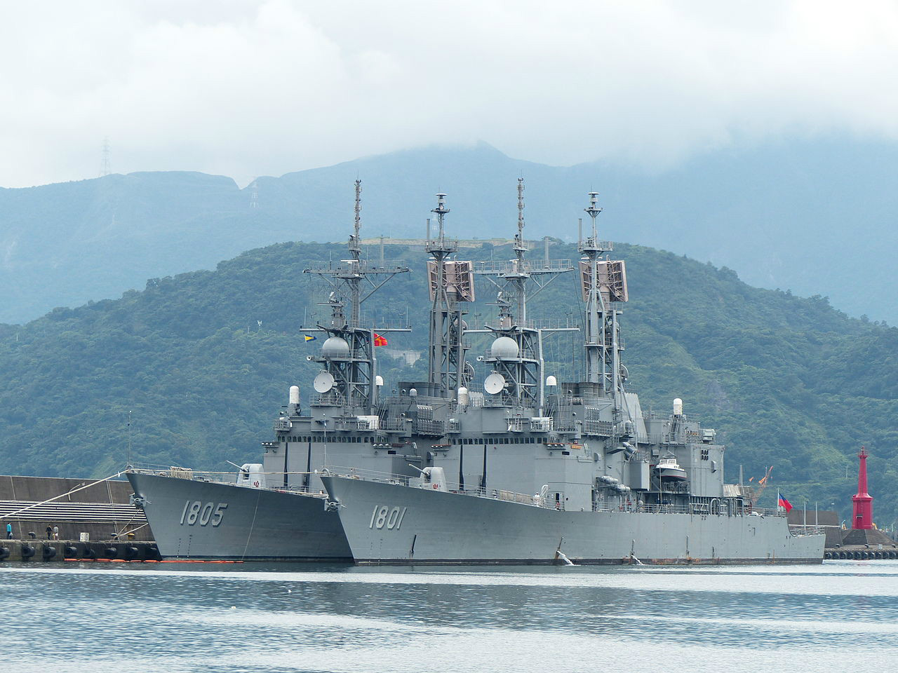 並泊中正軍港碼頭的基隆級驅逐艦基隆與馬公