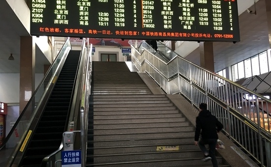 贛州站候車大廳一樓增設的自動扶梯 贛州站候車大廳一樓增設的自動扶梯