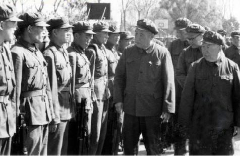 時任濟南軍區司令員的曾思玉視察部隊 時任濟南軍區司令員的曾思玉視察部隊